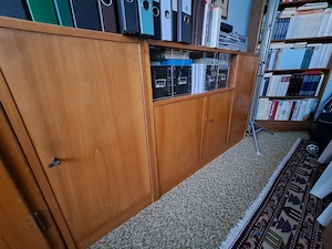 Phonoschrank mit Glasschiebetüren im Mittelteil