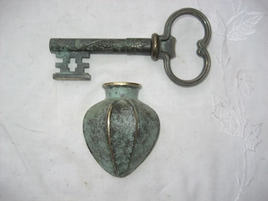 Wandvase und Korkenzieher Flaschenöffner Messing verziert Vintage