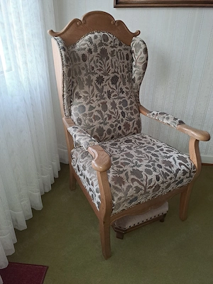 Ohrensessel genietete Bespannung