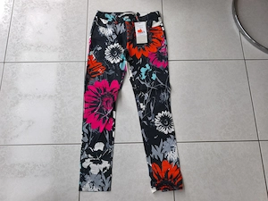 Passport Damen Hose 38 Blumenhose Muster, NIE getragen, schön