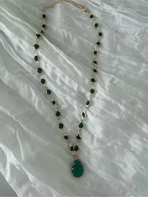 Halskette mit grünen Anhänger