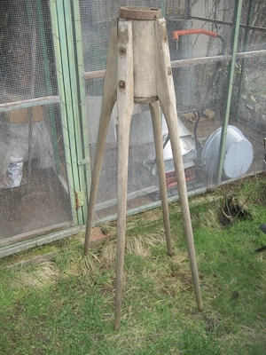 historische Pfahlramme mit Holzfüßen Antik Museum Landhaus 146cm