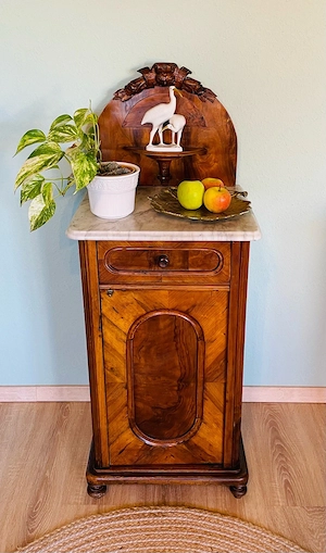 Antiker Gründerzeit-Nachttisch 1890er   Nussbaumfurnier, abnehmbarer Aufsatz  