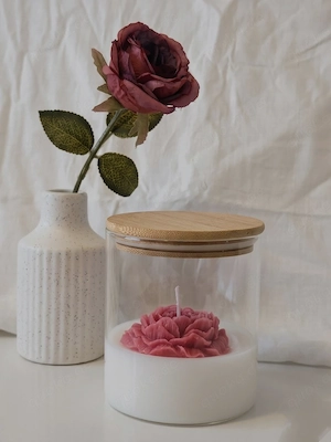 Handgefertigte Kerze mit einem beerig-blumigen Duft 