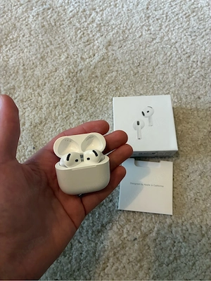 AirPods 4 (UNC