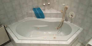 Wellness-Whirlpool-Badewanne