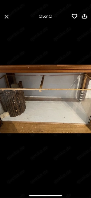 Geräumiges Terrarium aus Holz und Plastik