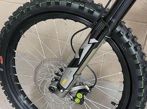 Surron Elektro-Dirtbike   Leistungsstark, leise und fahrbereit