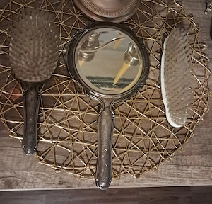 o oglindă și trei perii peste 100 de ani