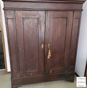 altersentsprechenden Antiken Schrank 