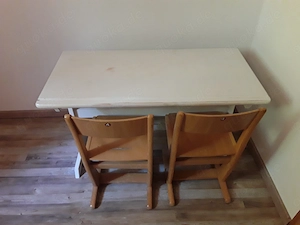 Kinderschreibtisch mit 2 Stühlen 