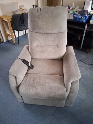 Fernsehsessel, grau, mehrfach verstellbar, mit Aufstehhilfe, sehr guter Zustand