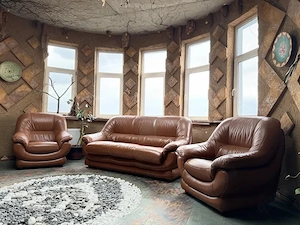 Ledersofa + 2 Sessel. Zustand ausgezeichnet.