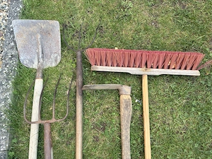 Heugabel, Mistgabel, Schaufel, Harke, Besen - alt