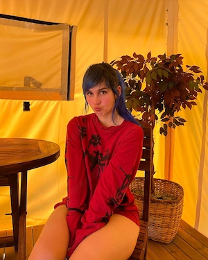 Telefonsex mit einer sitzenden Frau, direkt, authentisch und ohne Tabus.