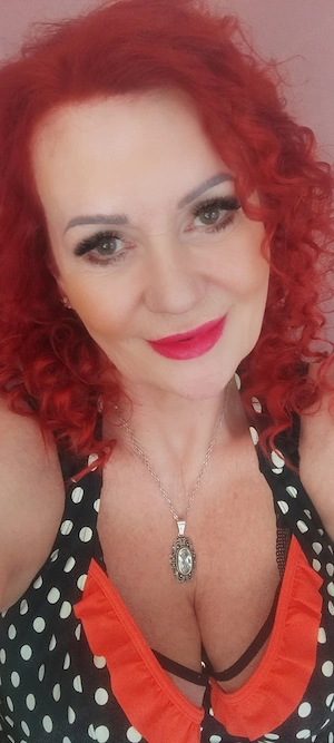 Eine reife Frau mit einem Lächeln und Charme 