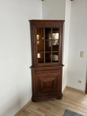 zweiteiliger Vitrinenschrank 