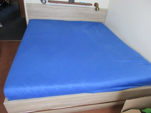 Doppelbett zu verkaufen.