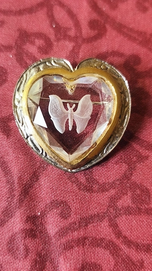 Vintagebrosche Herzform, mit graviertem Schmetterling 
