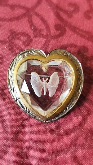 Vintagebrosche Herzform, mit graviertem Schmetterling 