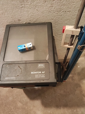 Dia-Projektor mit Leinwand