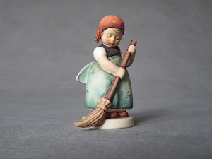 Hummel Porzellanfigur, "Kehrliesl  (Little Sweeper) von Goebel