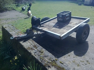 Kleiner Tieflader mit Zugmaul und Winde