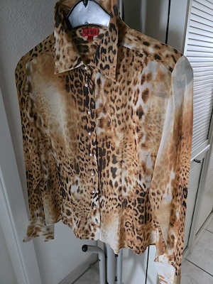 Kleidung: Blusen, T-Shirt, Pullis, Blazer, Jacken, Taschen. 