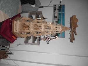 Handarbeit aus dem Erzgebirge Pyramide mit geschnitzen Figuren Höhe: 1,33 m