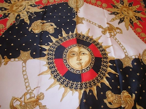 NEU DESIGNER Silk Seiden Satin Sonne Sterne Ketten Blüten Engel Print XXL TUCH SCARF blau weiß gelb