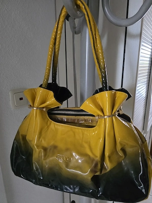 Kleidung: Blusen, T-Shirt, Pullis, Blazer, Jacken, Taschen, Schuhe.