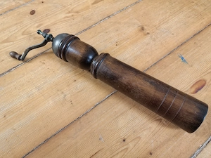 Dezente Pfeffermühle aus Naturholz im edlen Design 31cm hoch