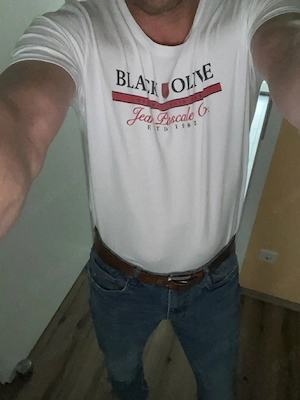 Er bietet Mitfahrt an für Frau 