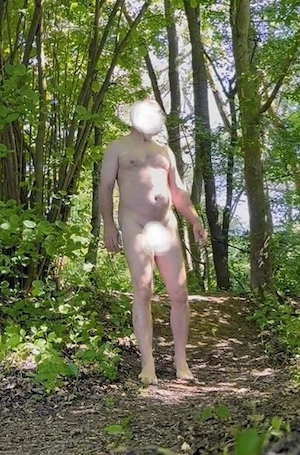 Suche nette weibliche Begleitung für Nacktspaziergänge 