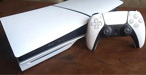 PlayStation 5 mit einem Controller und einem spiel gta 5 