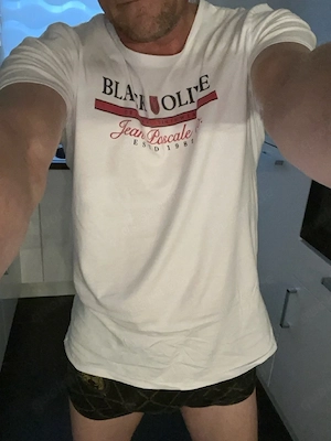 Schlanker Mann, 50 mit Riesenlatte wartet nackt im Auto 