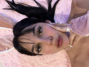 Ich verkaufe auch Nacktfotos und -videos sowie Sex-Webcam-Dienste.