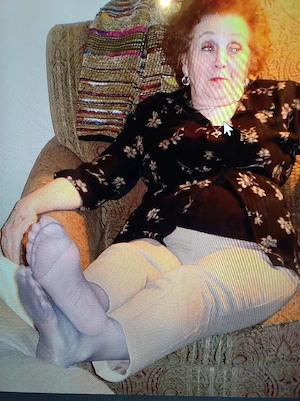 Bin 63 Jahre alt Welche Alte Oma gerne auch Sehr Alte Oma Erzieht mich zum Nylonfüsse Duft Sklaven 