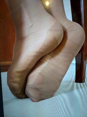 Welche Dame hatt Noch Nylonstrumpfhosen mit Sandalettferse so wie auf den Beispielfoto in Hauffarben