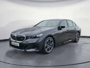 BMW i5 M60 xDrive Komfortsitze IconicSounds Sitzbelü Bild 2