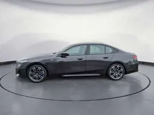 BMW i5 M60 xDrive Komfortsitze IconicSounds Sitzbelü Bild 3