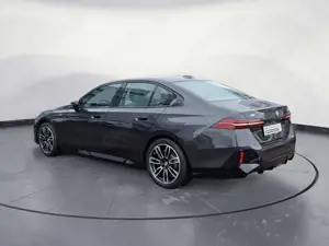 BMW i5 M60 xDrive Komfortsitze IconicSounds Sitzbelü Bild 4