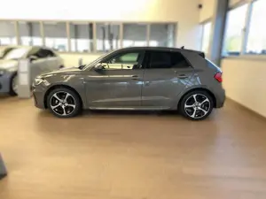 Audi A1 Sportback 30 TFSI S line Bild 2