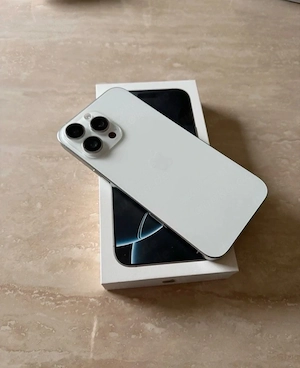 Hier ist ein Apple iPhone 16 Pro Max in Titanweiß mit 256 GB Speicher