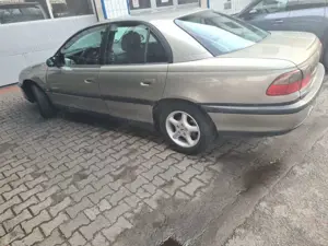 Opel Omega Omega 2.0 CD Reflection Bild 4