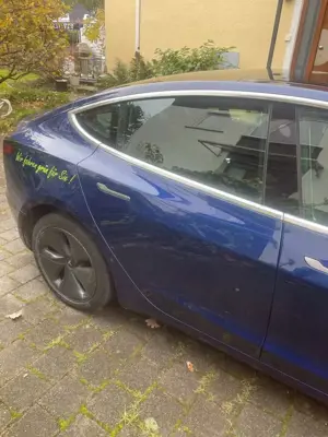 Tesla Model 3 Bild 2