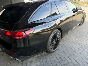 Mercedes-Benz E 300 de T Prem+/AMG/Massage/Night/20"/AHK/AC-Lader/HUD/Pano/Superscreen/MwSt Bild 4