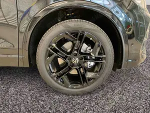 Volkswagen Tiguan R-Line TSI 4M AHK*PANO*HUD*NAVI*MATRIX*360 Bild 4