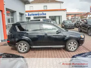 Mitsubishi Outlander Motion 2WD Navi / Teilleder / Xenon Bild 4