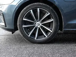 Volvo V60 Kombi Plus Dark Recharge Plug-In Hybrid AWD StandH Bild 3